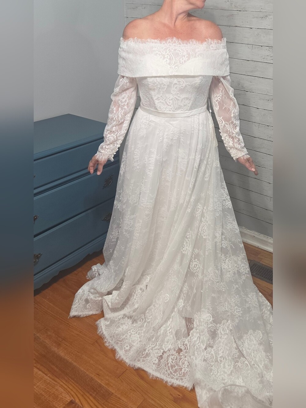 NWT White Lace Long-Sleeve Wedding Dress Off-Shoulder, Zip Back Faux Pearl Sz 4